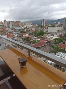 圣萨尔瓦多德朱Los Juncos Jujuy的坐在阳台上木桌边的杯子