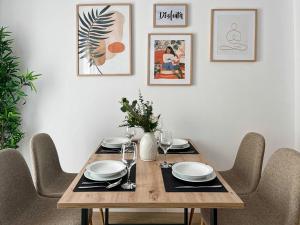 马拉加Picú Home - Nueva apertura的餐桌、椅子和木桌