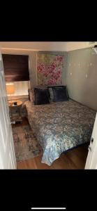 布卡拉顿Private 2BD Suite near FAU的一间卧室配有一张带花卉床罩的床