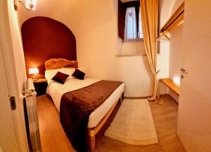 拉奎拉Dimora Grotta Masciarelli的一间小卧室,配有床和窗户