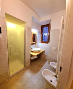 拉奎拉Dimora Grotta Masciarelli的带淋浴、盥洗盆和卫生间的浴室