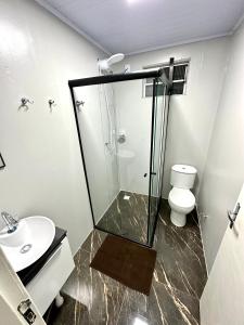 沙佩科Loft Lux 2的一间带玻璃淋浴和卫生间的浴室