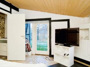 JægersprisHoliday home Jægerspris XXIII的客厅设有壁挂式平面电视。