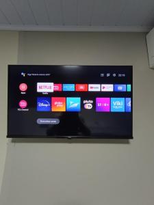 沙佩科Loft Lux 3的挂在墙上的平面电视