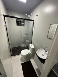 沙佩科Loft Lux 3的带淋浴、卫生间和盥洗盆的浴室