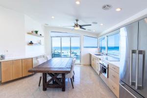 圣地亚哥Ocean view, two-level condo with stunning view, decks, fast WiFi & fireplace的厨房配有桌子,享有海景