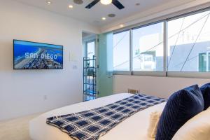 圣地亚哥Ocean view, two-level condo with stunning view, decks, fast WiFi & fireplace的一间卧室设有一张床和一个大窗户