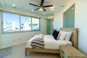 圣地亚哥Ocean view, two-level condo with stunning view, decks, fast WiFi & fireplace的一间卧室配有一张床和吊扇
