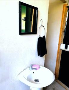 拉利伯塔德COSTA AZUL Apartment的浴室设有白色水槽和镜子