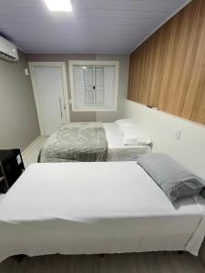 沙佩科Loft Lux 4的一间卧室,配有两张床