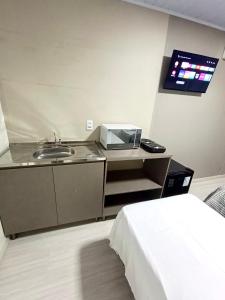 沙佩科Loft Lux 4的一间带水槽和微波炉的浴室