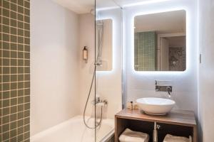 巴黎Hôtel Littéraire Arthur Rimbaud, BW Signature Collection的一间带水槽和淋浴的浴室