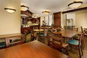 里奇兰里奇兰杰克逊德鲁酒店的一间带木桌椅的餐厅和一间厨房