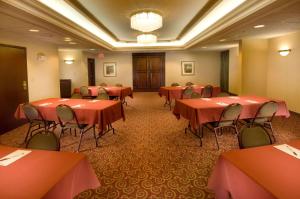 里奇兰里奇兰杰克逊德鲁酒店的一间会议室,里面摆放着红色的桌椅