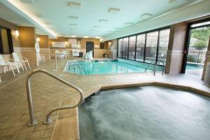 Peerless Park圣路易斯西南德鲁酒店及套房的在酒店房间的一个大型游泳池