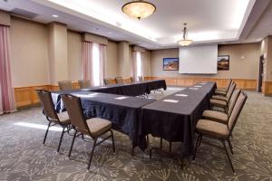 阿马里洛Drury Inn & Suites Amarillo的一间会议室,配有长桌子和椅子