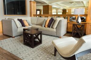拉斐特Drury Inn & Suites Lafayette LA的客厅配有两张沙发和一张桌子