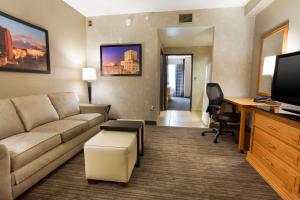 拉斐特Drury Inn & Suites Lafayette LA的带沙发和书桌的客厅
