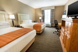 拉斐特Drury Inn & Suites Lafayette LA的酒店客房设有两张床和一台平面电视。