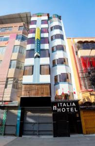 齐克拉约Hotel Italia I的意大利酒店前方有酒店标志的高楼