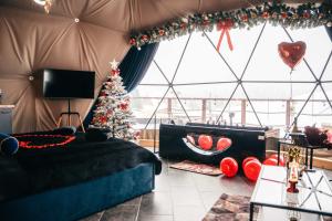 扎科帕内Góralski Harem Osada Glamp Jacuzzi & Balia的帐篷内带圣诞树的客厅