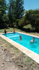 圣马丁Hospedaje Finca La Siciliana的一群儿童在游泳池玩耍
