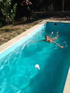 圣马丁Hospedaje Finca La Siciliana的女运动员在游泳池里用飞盘