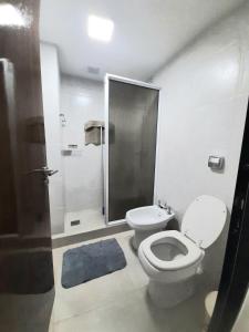 孙查莱斯Departamento FICO 2的白色的浴室设有卫生间和淋浴。