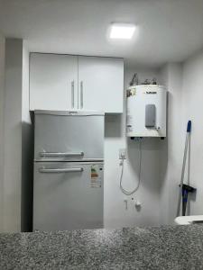 孙查莱斯Departamento FICO 2的厨房配有冰箱和微波炉。