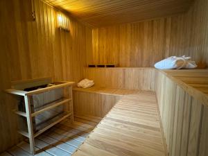 萨尔塔Guemes Hotel & Spa的一间设有木墙、木地板和书架的桑拿浴室
