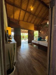 吉利阿尔Al-Shifa Healing House Lombok的一间客房内配有床和书桌的房间