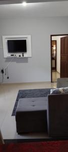 Caparaó VelhoChalés Pôr Do Sol的客厅配有床和平面电视