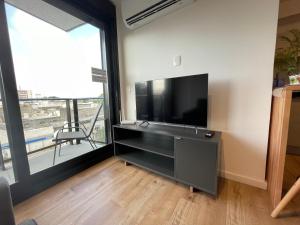 蒙得维的亚UruSamKa Apartamento 2 dormitorios en Centro MoNteVidEo的客厅设有壁挂式平面电视。