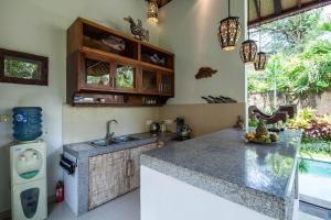 乌布阿拉姆乌布苏里亚别墅的厨房配有水槽和台面