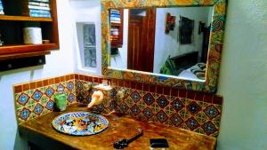 El PlacerMayan Beach Garden的浴室水槽,上面有镜子和盘子