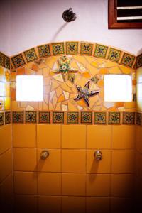 El PlacerMayan Beach Garden的浴室设有2盏灯和瓷砖墙。