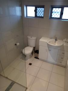 玛志洛马卢奇金沙假日公寓酒店的一间带卫生间和水槽的浴室