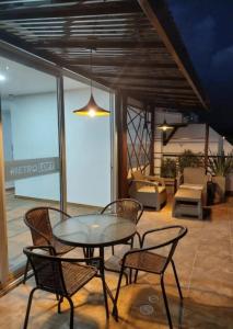 亚美尼亚Metroloft 201 - Tu casa al norte de Armenia的庭院配有玻璃桌、椅子和沙发