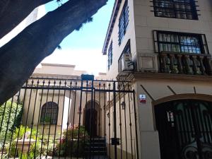 布宜诺斯艾利斯Departamento monoambiente Belgrano R的前面有门的建筑