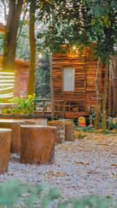 富国ღ Forest Beach Retreat ღ Sunny Huynh Studio ღ的小木屋前面设有长凳