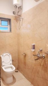 GauripurHotel Skyking的一间带卫生间和淋浴的浴室