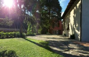 皮斯托亚特拉洛萨农家乐的树后有太阳闪烁的房子