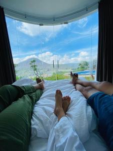 BaturajaPinggan Cliff的两个人躺在窗前的床上