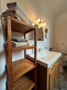 于伯林根Gästehaus zum Felsen的浴室配有带水槽的双层床
