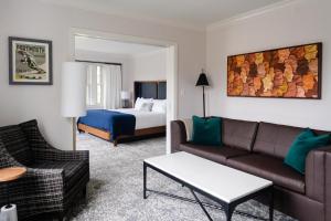 汉诺威达特茅斯汉诺威酒店的酒店客房设有一张沙发和一张床