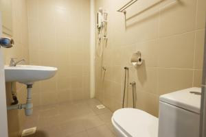 麻坡精英酒店的一间带卫生间和水槽的浴室