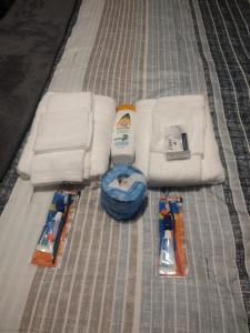 帕特森Clearviewpeace的床上有白色毛巾和玩具