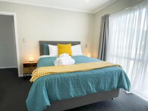 汉密尔顿Modern and Comfortable Home in Flagstaff的一间卧室配有一张大床,床上铺有黄色和蓝色的毯子