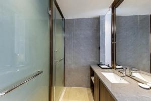 深圳深圳富邦国际酒店(南山科技园店)的一间带两个盥洗盆和淋浴的浴室
