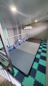 圣胡安Hidden Palms Inn/Resort La Union的蓝色椅子的房间的一张空双层床